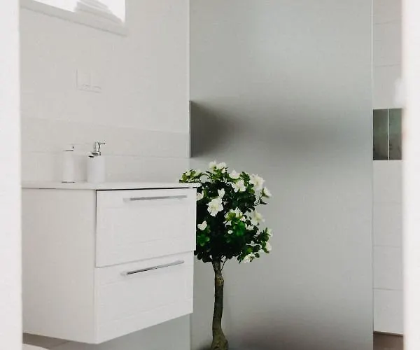 Vesiroos - Free Parking * Παρνού